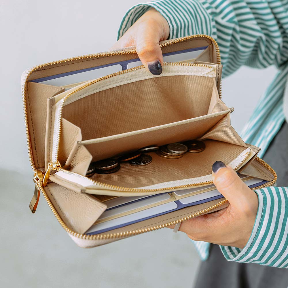 シンプルラウンドバイカラー長財布（エンボス） - ファスナー式で安心の小銭入れには、便利な間仕切りもついています。大きく開くL字ファスナーを採用しました。使いやすく、収納力も抜群です。