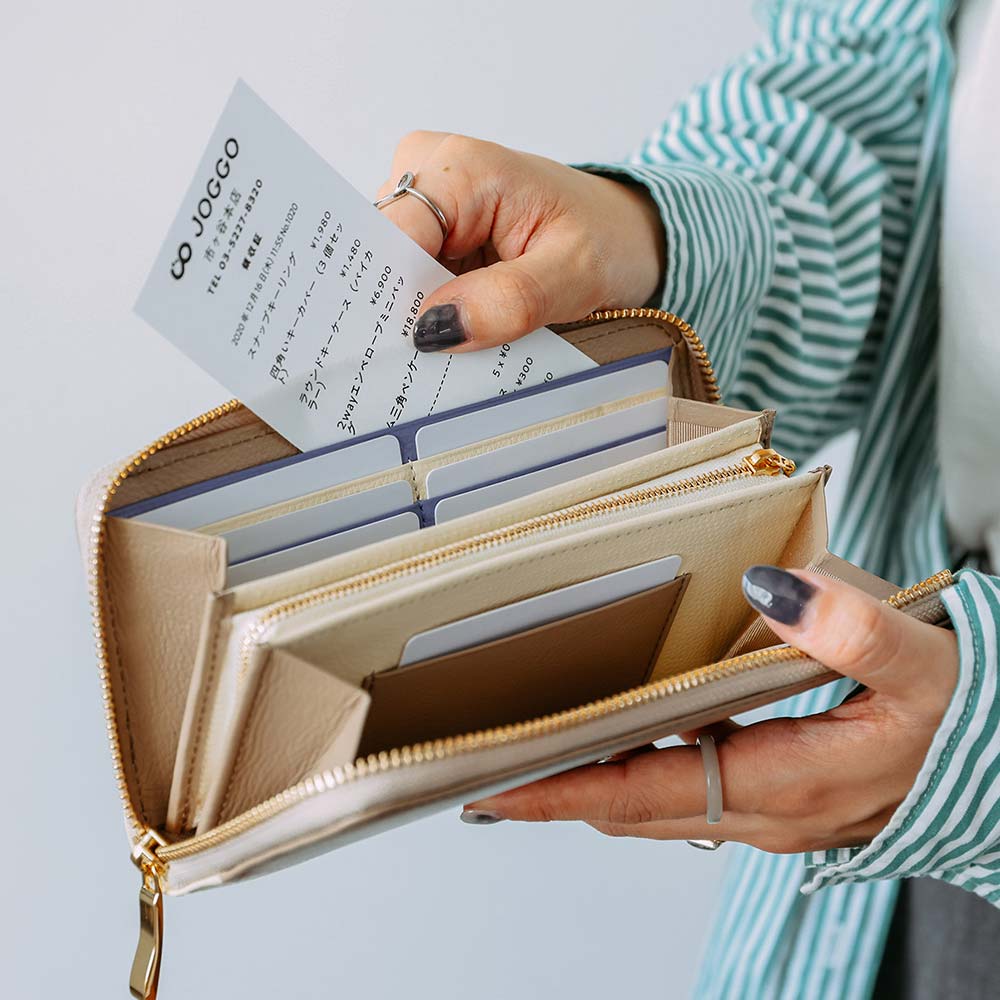 シンプルラウンドバイカラー長財布（エンボス） - フリーポケットがあるので、大事なレシートや分けておきたいお札、大きめのポイントカードなどを入れることもできます。