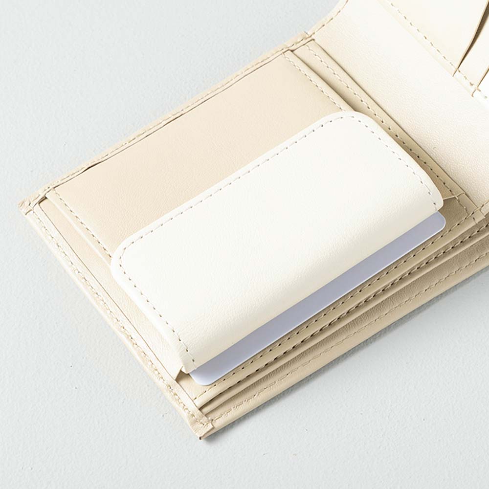 ２つ折り財布（小銭入れ付き） - 更に小銭入れの裏側もポケットになっています。約横9cm×縦7cm、カード段の裏側は約横9.5cm×縦8cmとクレジットカードサイズより大きめのカードも入ります。