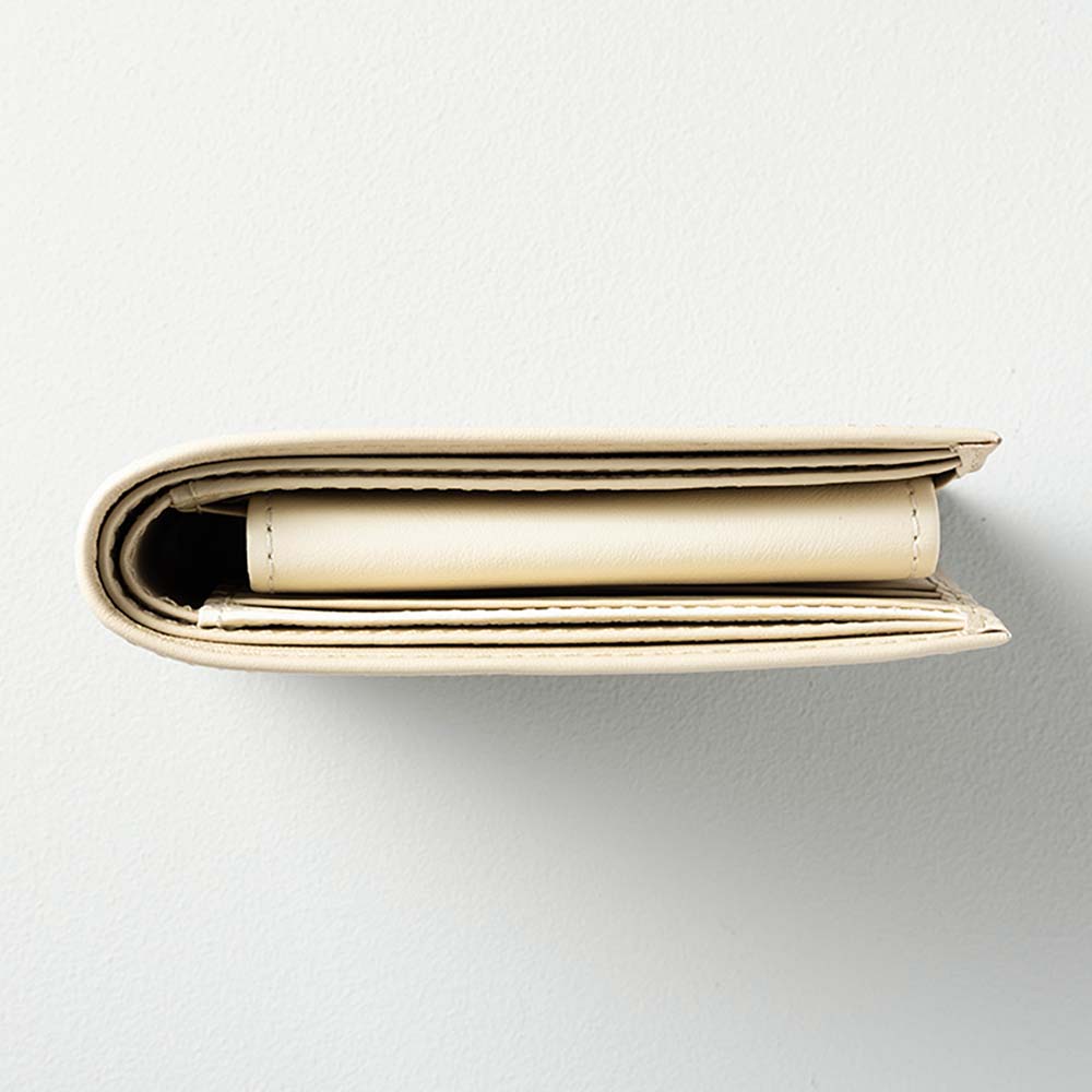 ２つ折り財布（小銭入れ付き） - ポケットに入れても、かさばらない薄さで快適。