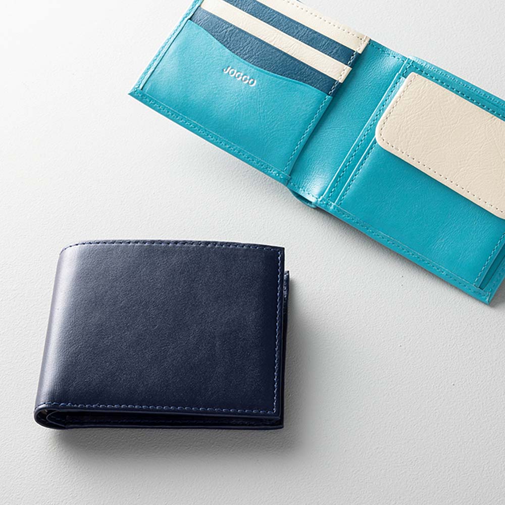 2つ折り財布(小銭入れ付き) - 内側は4段のカードポケットと小銭入れの使いやすい定番型に。色を選択できるパーツは、なんと8か所。カラー次第でおしゃれにもかっこよくも演出できます。