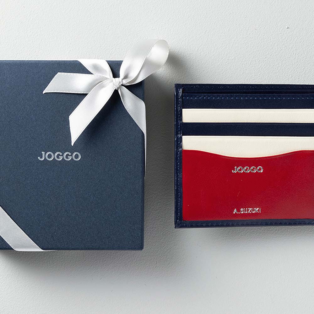 2つ折り財布(小銭入れ付き) - 名入れ刻印は左側のカード段の下部に入ります。無料の刻印オプションで、世界で1つだけの特別なプレゼントに。