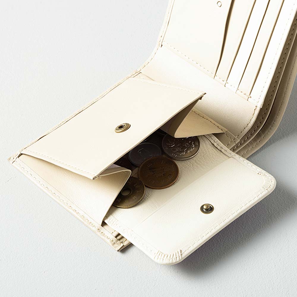2つ折り財布(小銭入れ付き) - コインケース部分はスナップボタンで取り出しやすい設計に。マチもあり、大きく開きます。