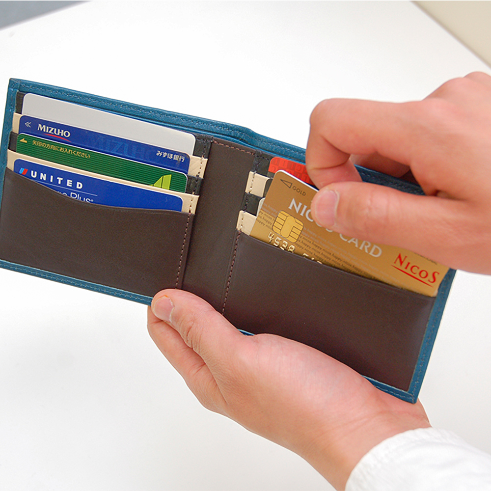 ２つ折り財布（小銭入れなし） - 上質なレザーを感じられるコンパクトな2つ折り財布。小銭入れをなくすことで、スマートなフォルムを実現