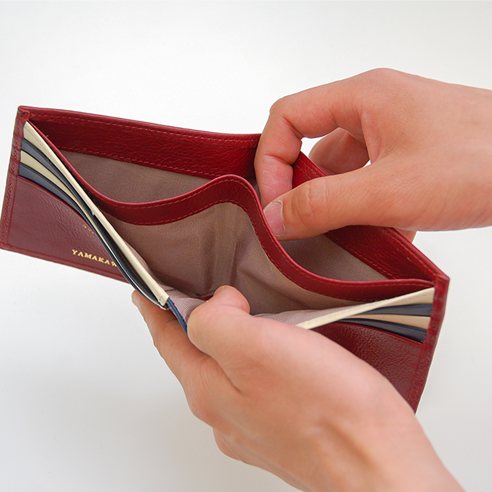 ２つ折り財布（小銭入れなし） - 仕切りのあるお札入れ。お札やレシートを分けて収納できるので便利です。