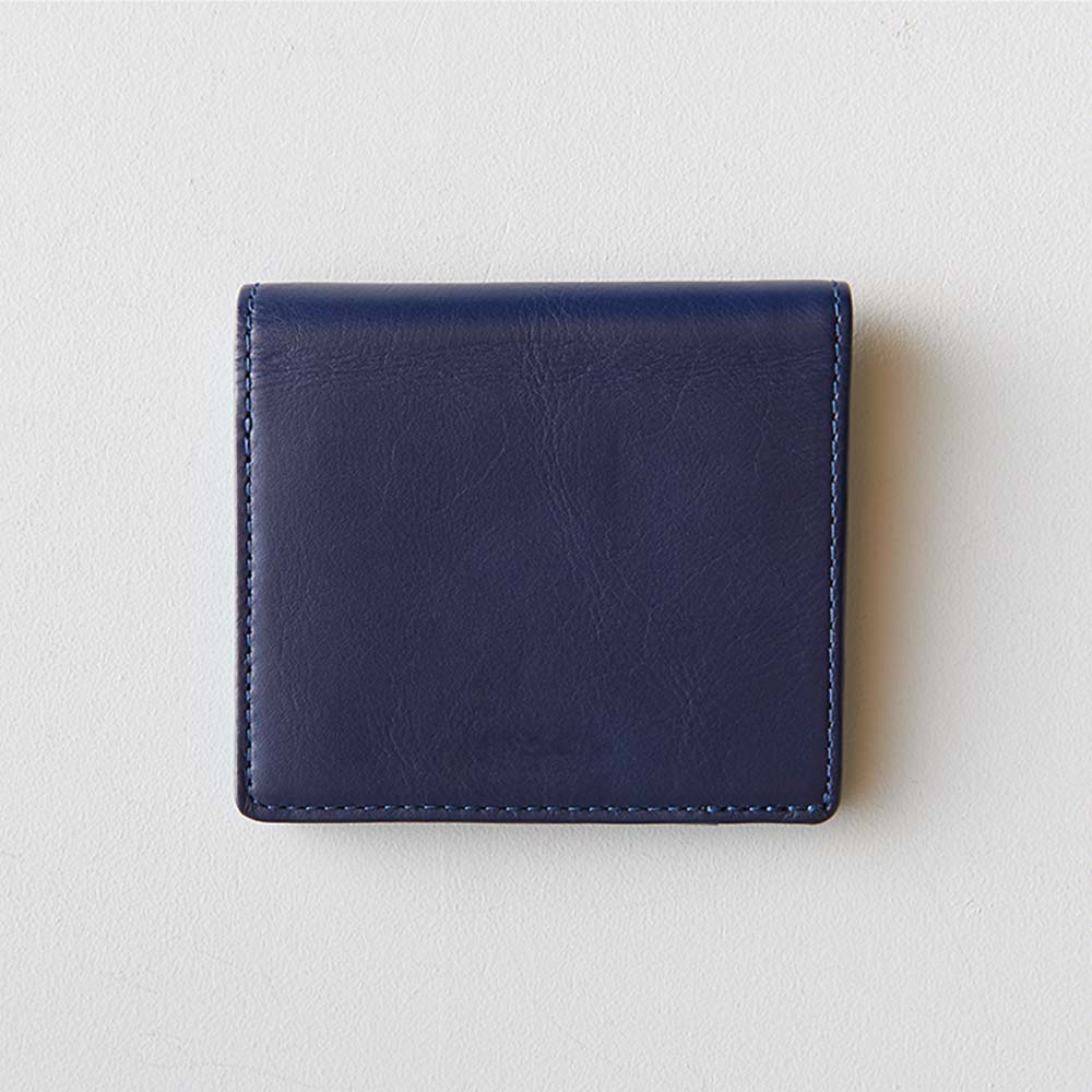２つ折りミニ財布 - メンズ・レディースを問わない、シンプルなデザイン。高級レザーを使用し、どんな装いにも合うコンパクトなレザーウォレットです。