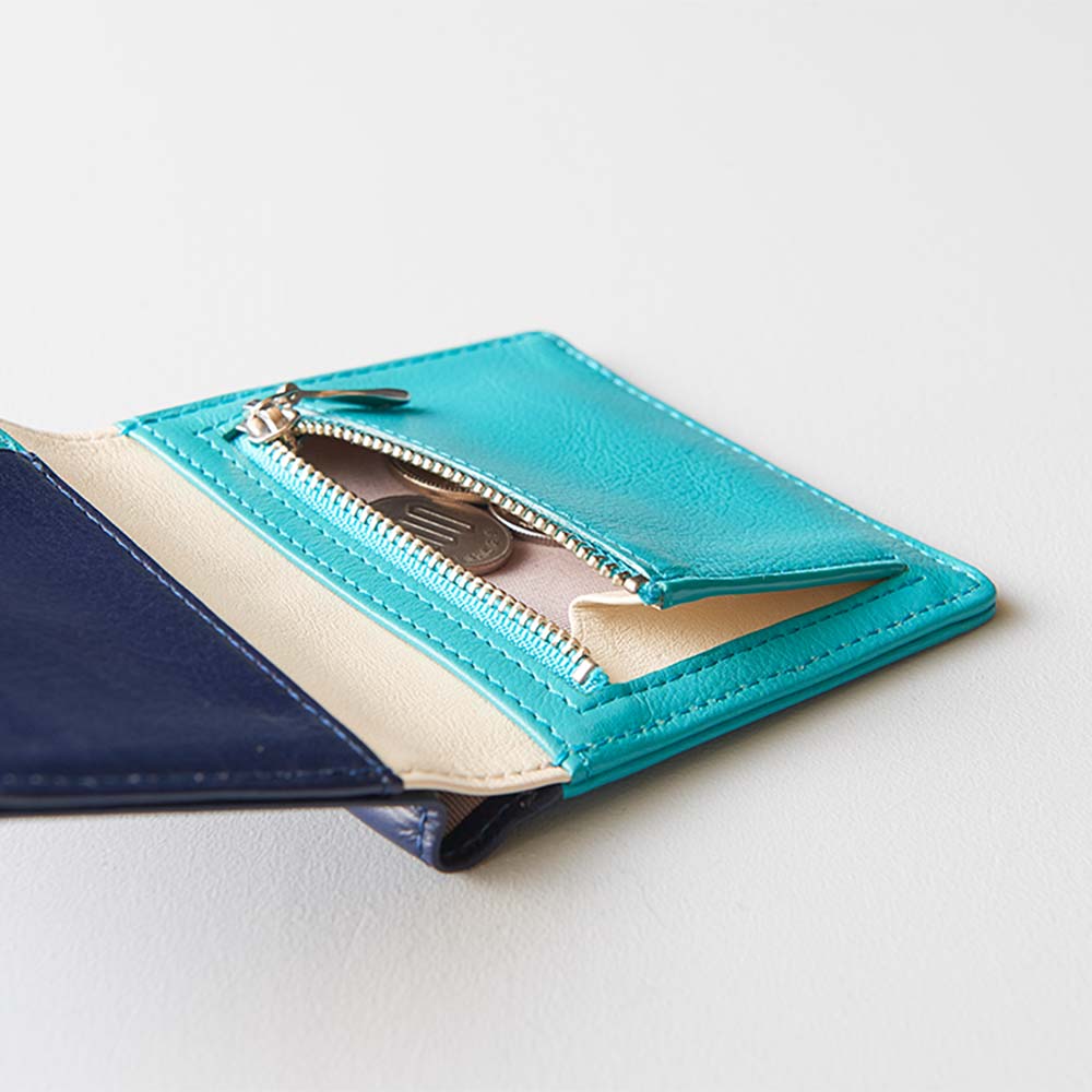 ２つ折りミニ財布 - 収納と薄さを両立させた、片マチ設計の小銭入れ。お札入れ部分以外は電磁波干渉防止シートでスキミングから守られているため、海外旅行なども安心です。