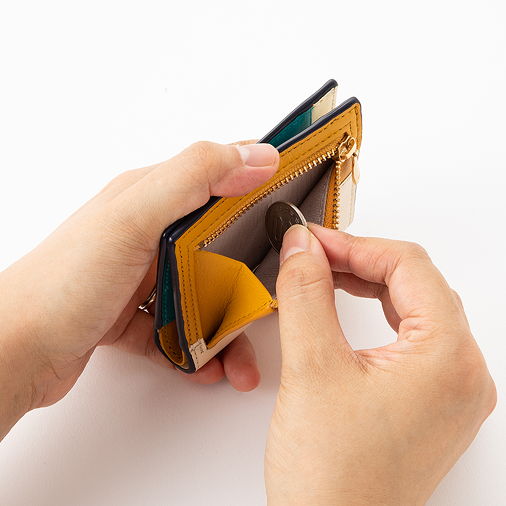 ２つ折りエッジカラー財布（アシンメトリー） - コインケース部分は外側についており、片マチ設計なので取り出しやすいデザイン。