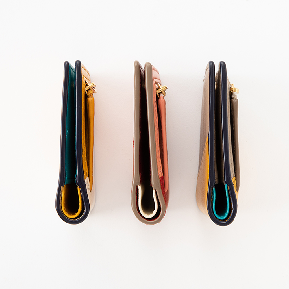 ２つ折りエッジカラー財布（アシンメトリー） - 財布の縁（コバ）部分のカスタマイズが特徴です。ハンドメイドの本革製品ならではの質感は、メンズ・レディースを問わずプレゼントやギフトに最適です。