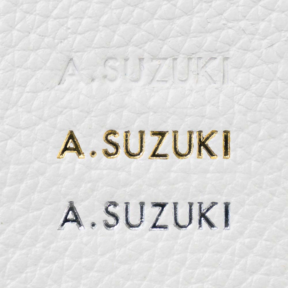 ２つ折り財布（エンボス） - お名前やイニシャルを無料で刻印できます。色は【ゴールド・シルバー・型押し】からお選びいただけます。一つひとつ手作業で刻印する、オーダーメイドならではの特別な一品に。