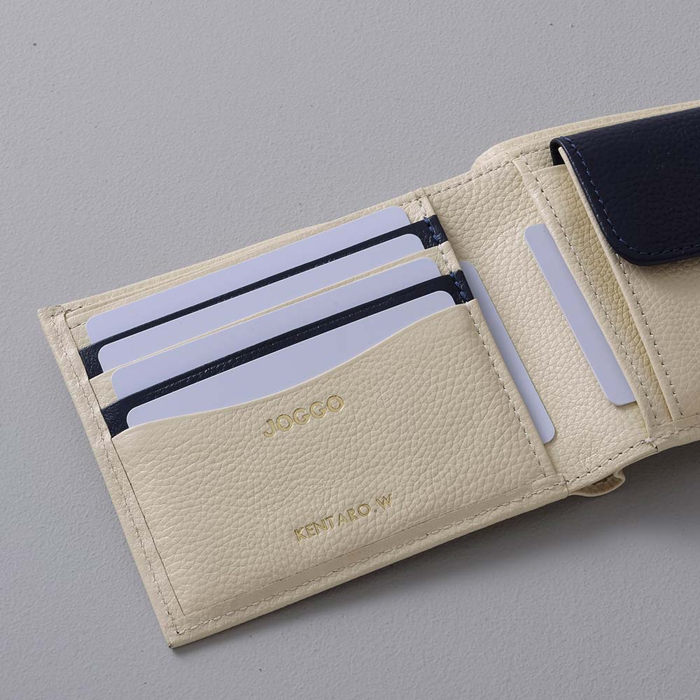 ２つ折り財布（エンボス） - 6か所のカードポケットには、クレジットカード・免許証・保険証・キャッシュカードと主要なカードからポイントカード等お好みのカードまで入ります。