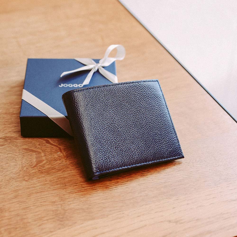 ２つ折り財布（エンボス） - シンプルな２つ折り財布をエンボスレザーにすることで、高級感を引き立てます。職人が一つひとつハンドメイドで製作したレザーウォレットはメンズ・レディースを問わずギフトに最適です。