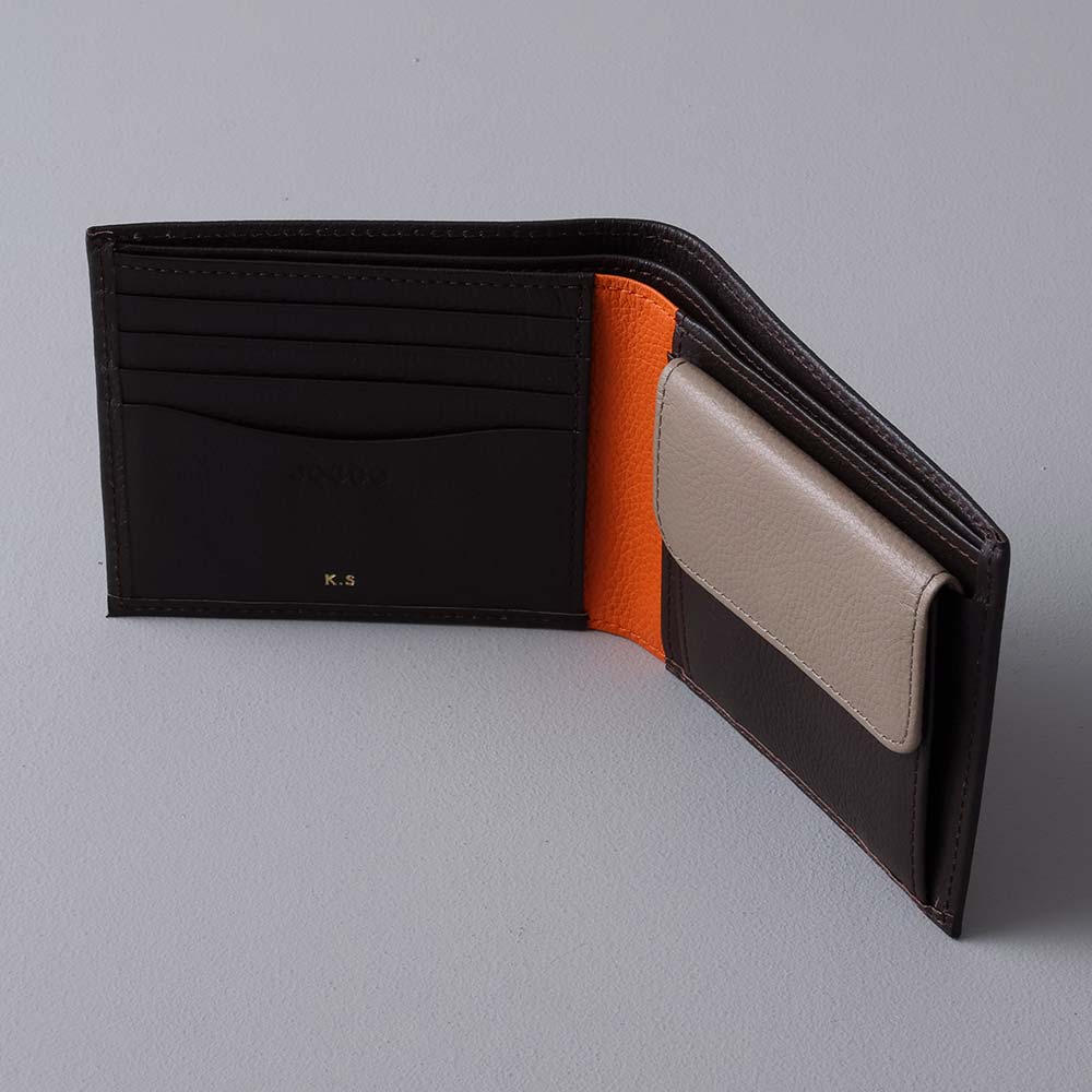 ２つ折り財布（エンボス） - お札入れには仕切りがあり、お札やレシートを分けて収納できます。