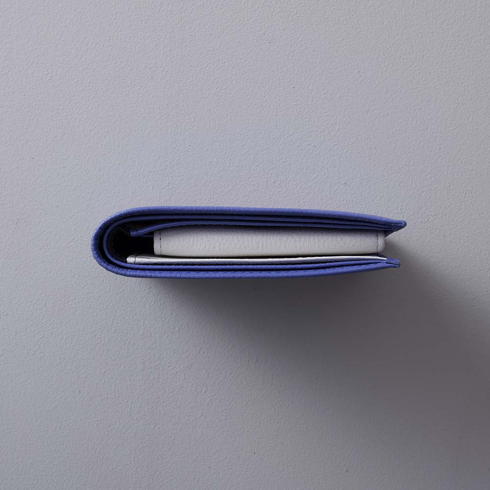 ２つ折り財布（エンボス） - ポケットに入れても、かさばらない薄さで快適。