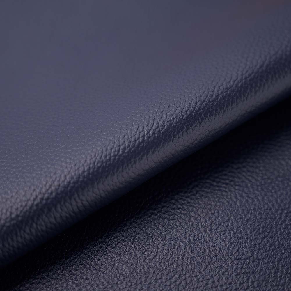 ２つ折り財布（エンボス） - 上質な柔らかい本革に、上品で繊細なエンボス加工を施しました。型崩れしにくいのも特徴です。