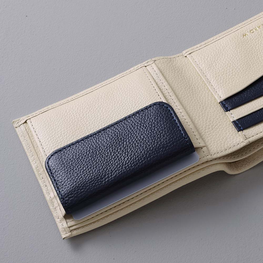 ２つ折り財布（エンボス） - 更に小銭入れの裏側もポケットになっています。約横9cm×縦7cm、カード段の裏側は約横9.5cm×縦8cmとクレジットカードサイズより大きめのカードも入ります。