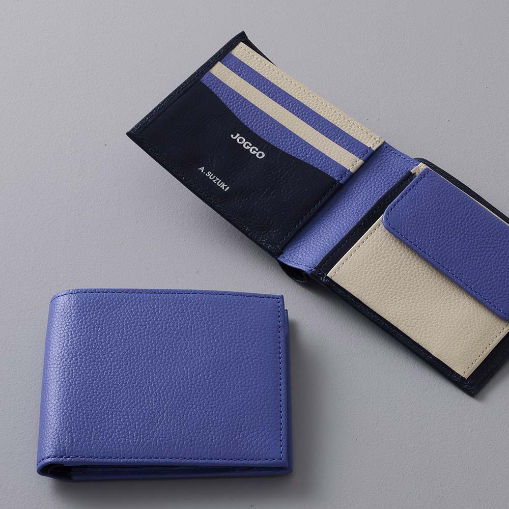 ２つ折り財布（エンボス） - 内側は4段のカードポケットと小銭入れの使いやすい定番型に。色を選択できるパーツは、なんと8か所。カラー次第でおしゃれにもかわいくも演出できます。