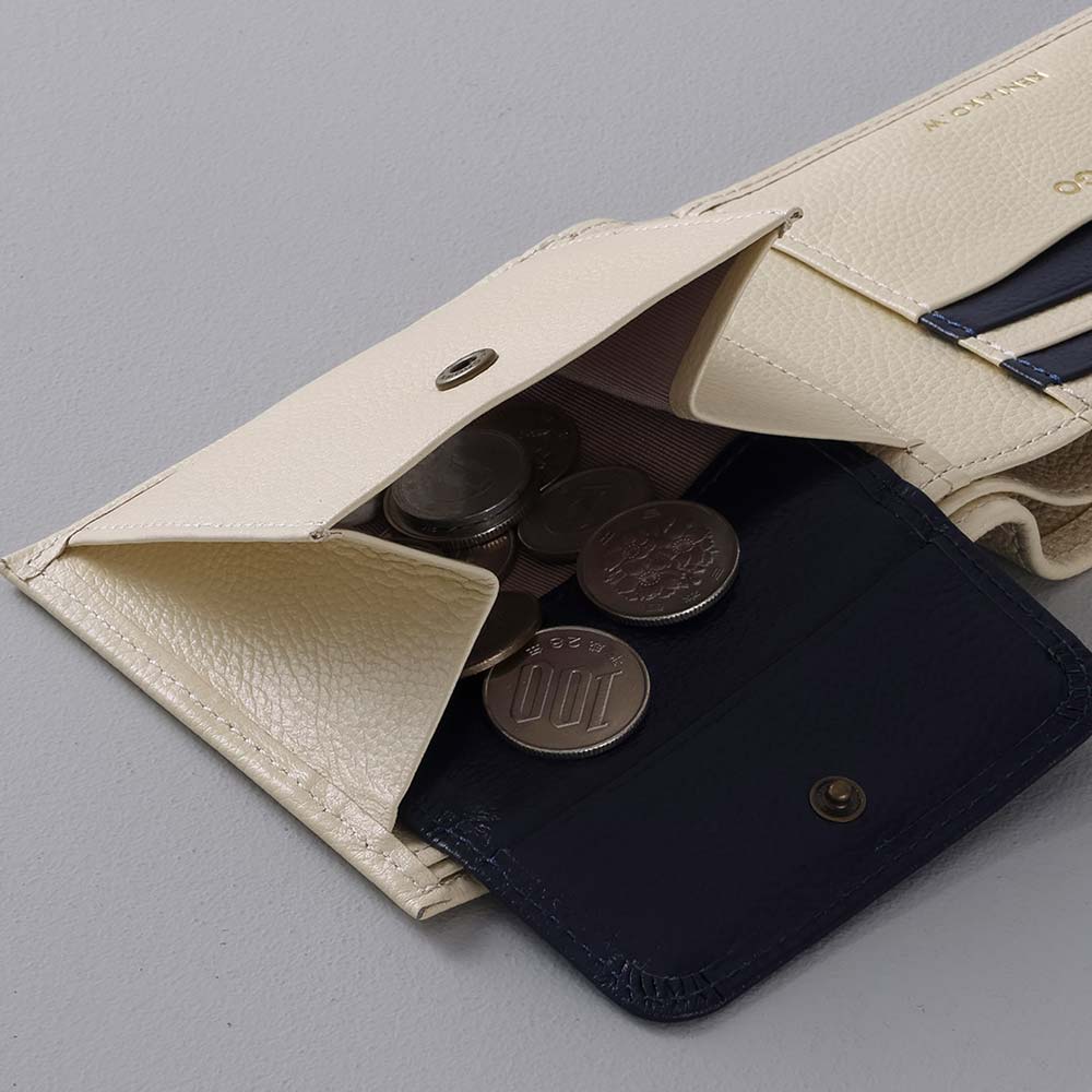 ２つ折り財布（エンボス） - コインケース部分はスナップボタンで取り出しやすい設計に。マチもあり、大きく開きます。