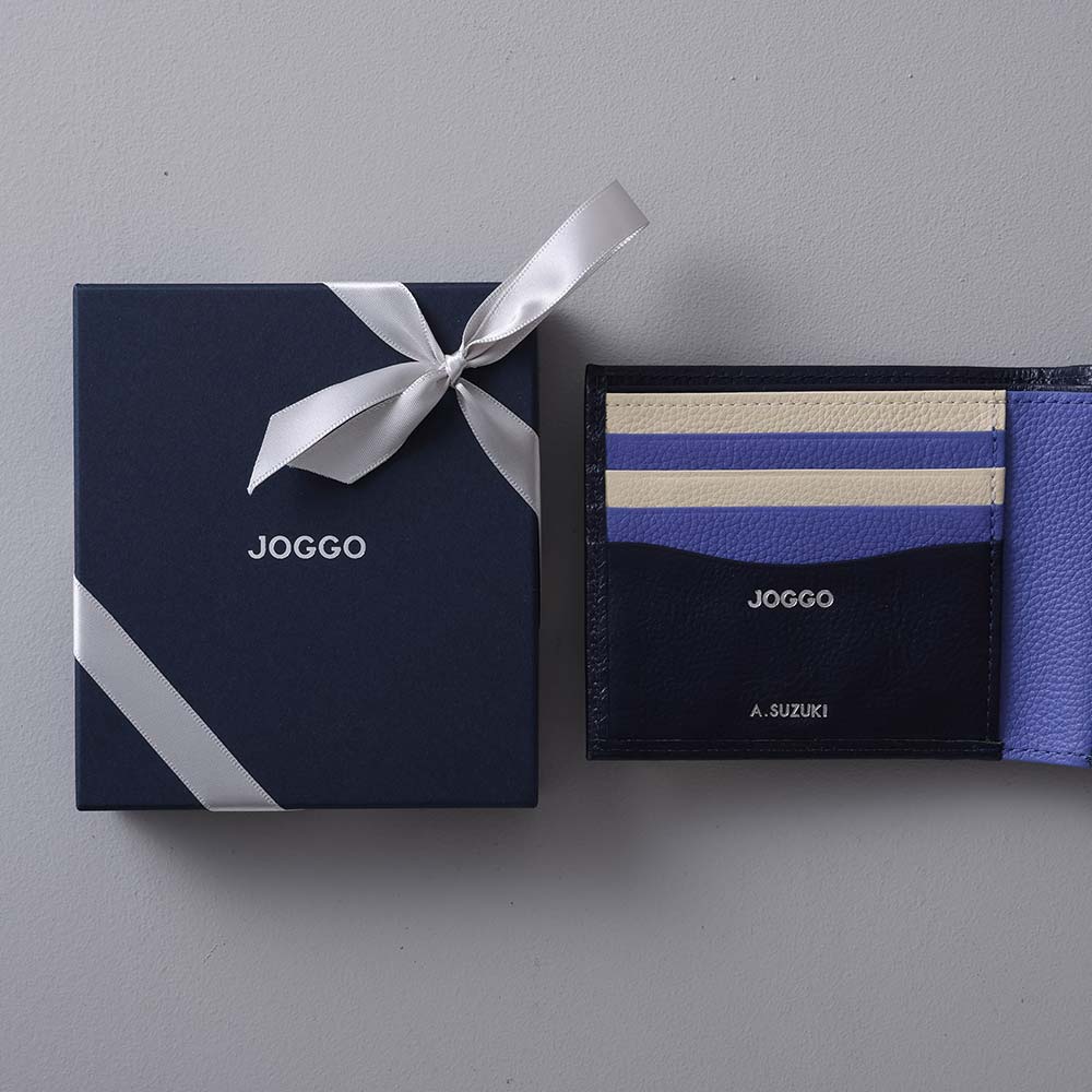 ２つ折り財布（エンボス） - 名入れ刻印は左側のカード段の下部に入ります。無料の刻印オプションで、世界で1つだけの特別なプレゼントに。