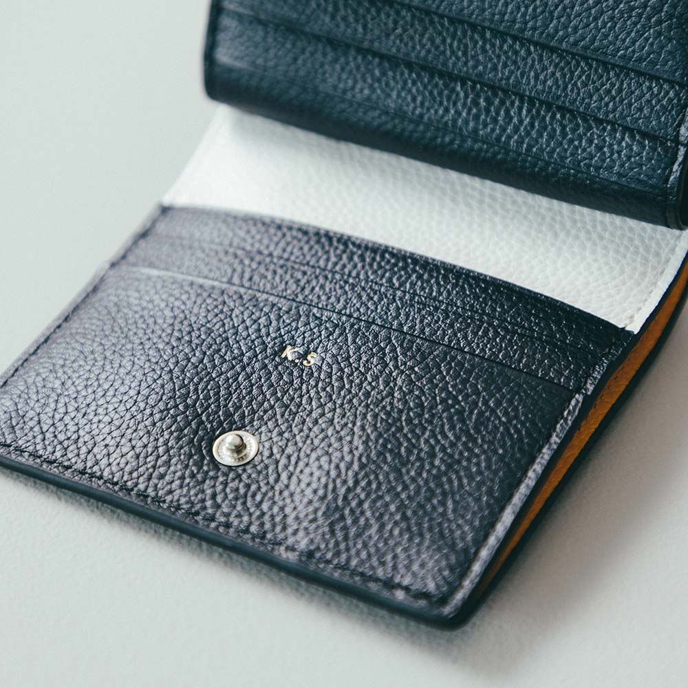 ２つ折りコンパクトウォレット - 名入れは開いた右側の中央あたりに入ります。無料の刻印オプションで、世界で一つだけの特別なアイテムに。