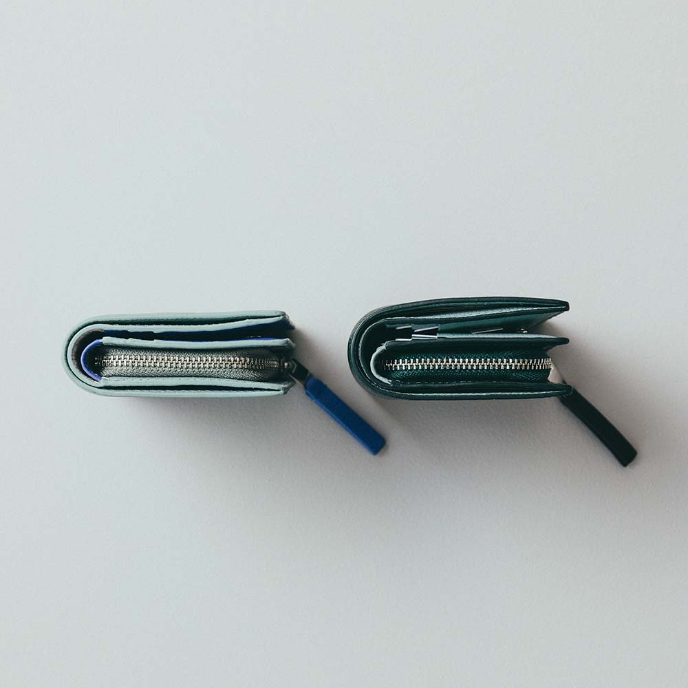 ２つ折りコンパクトウォレット - 右側がお札・カード・小銭を入れた状態です。元々小銭入れにマチがあるので、小銭をたくさん入れても厚みが出にくい設計になっています。