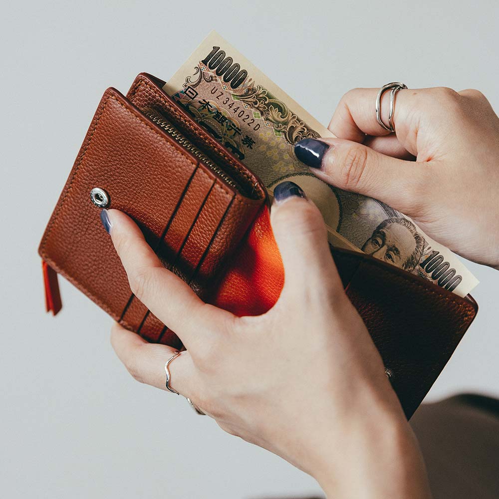 ２つ折りコンパクトウォレット - お札もさっと出し入れしやすい２つ折り財布。また、お札入れの上部も色を変えられます。外側はシンプルにしたいけれど遊び心を取り入れたい方にもおすすめです。