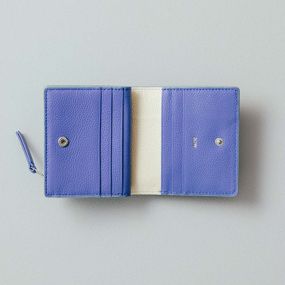２つ折りコンパクトウォレット - 内側は2か所カスタマイズでき、両側のカード段と中央部分という分かれ方になっています。