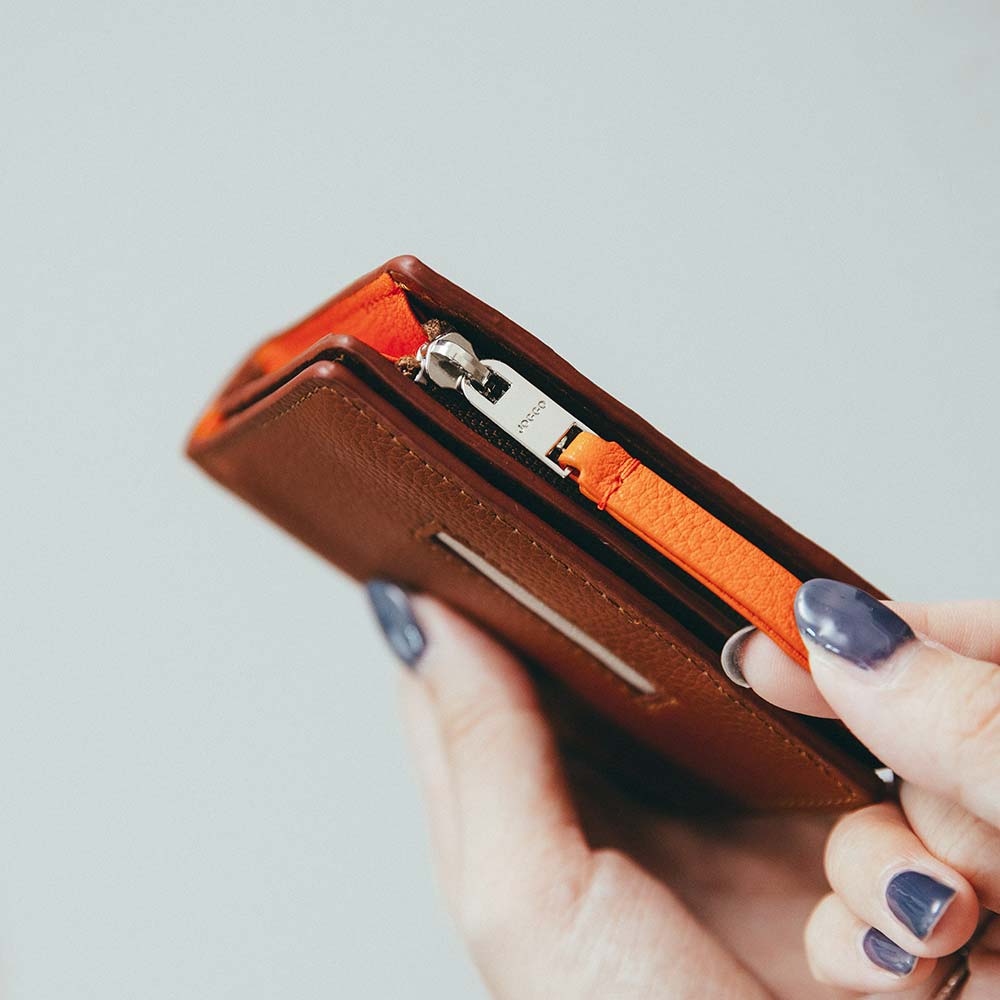 ２つ折りコンパクトウォレット - 引手も本革で色を選べます。金具部分にはＪＯＧＧＯのロゴが入り、高級感のあるオリジナルの引手です。