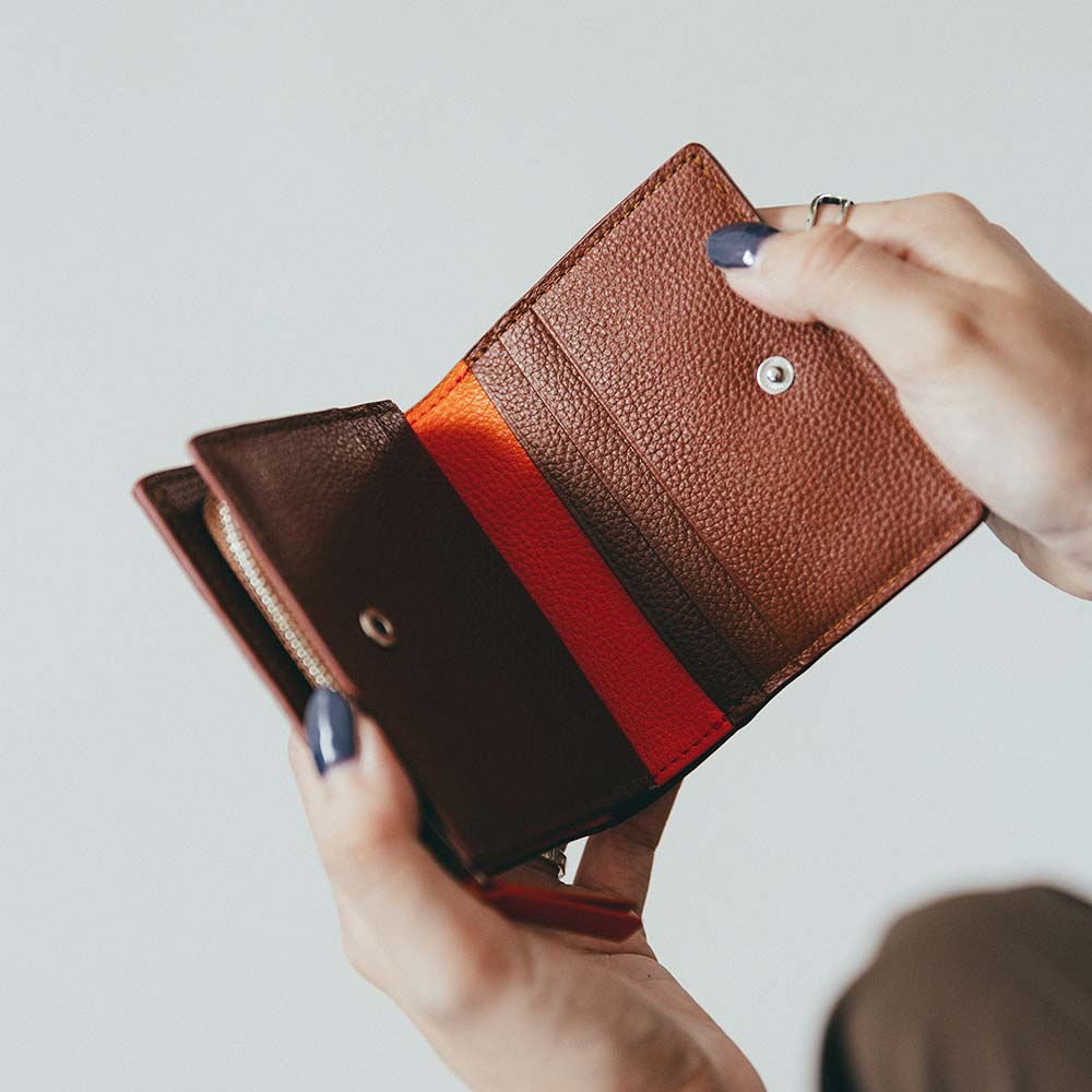 ２つ折りコンパクトウォレット - スナップボタンでしっかりと固定できるため、鞄の中で開いてしまう心配がありません。