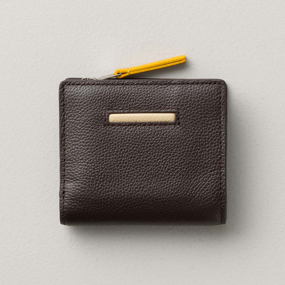 ２つ折りコンパクトウォレット - 使用カラー：エスプレッソブラウン・ナチュラルベージュ・マスタードイエロー