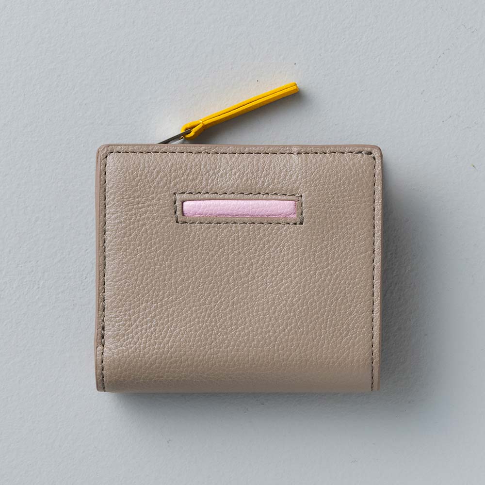 ２つ折りコンパクトウォレット - 使用カラー：グレージュ・サクラブルーム・ハニービー