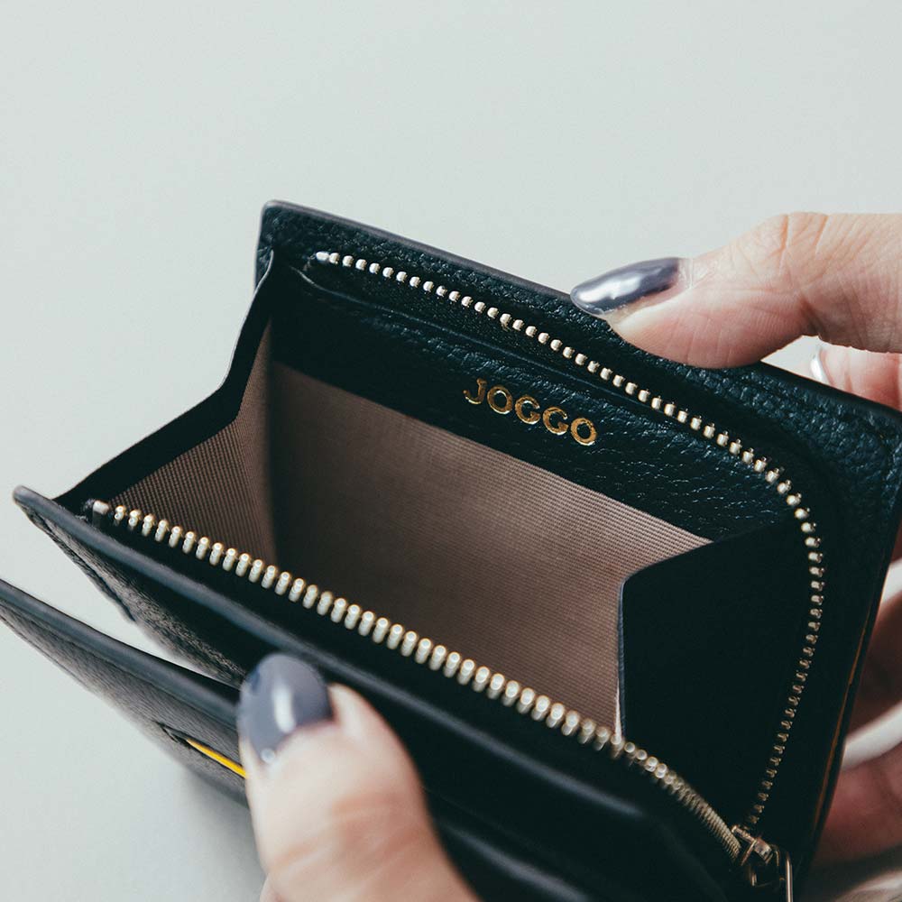 ２つ折りコンパクトウォレット - ロゴは小銭入れの内側のレザー部分に入ります。