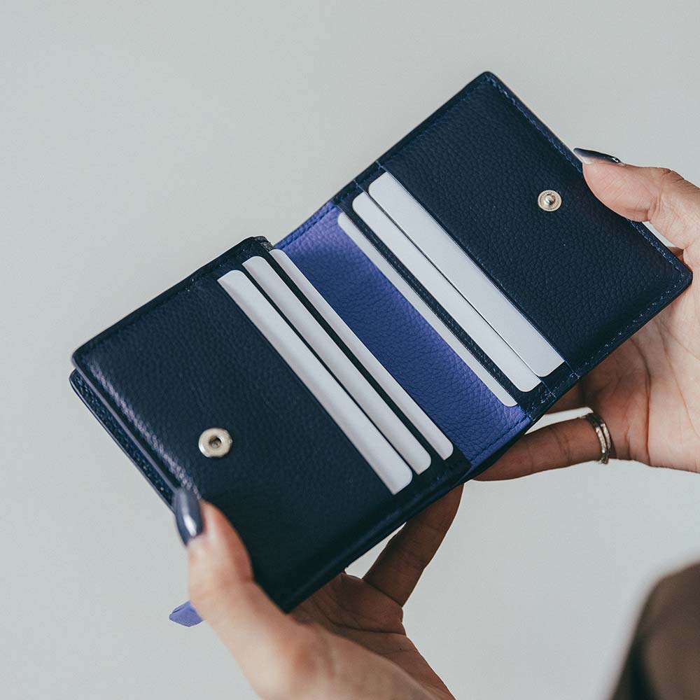 ２つ折りコンパクトウォレット - 6か所のカードポケットには、クレジットカード、免許証、保険証、キャッシュカードなどの主要なカードから、ポイントカードなどのお好みのカードまで入ります。