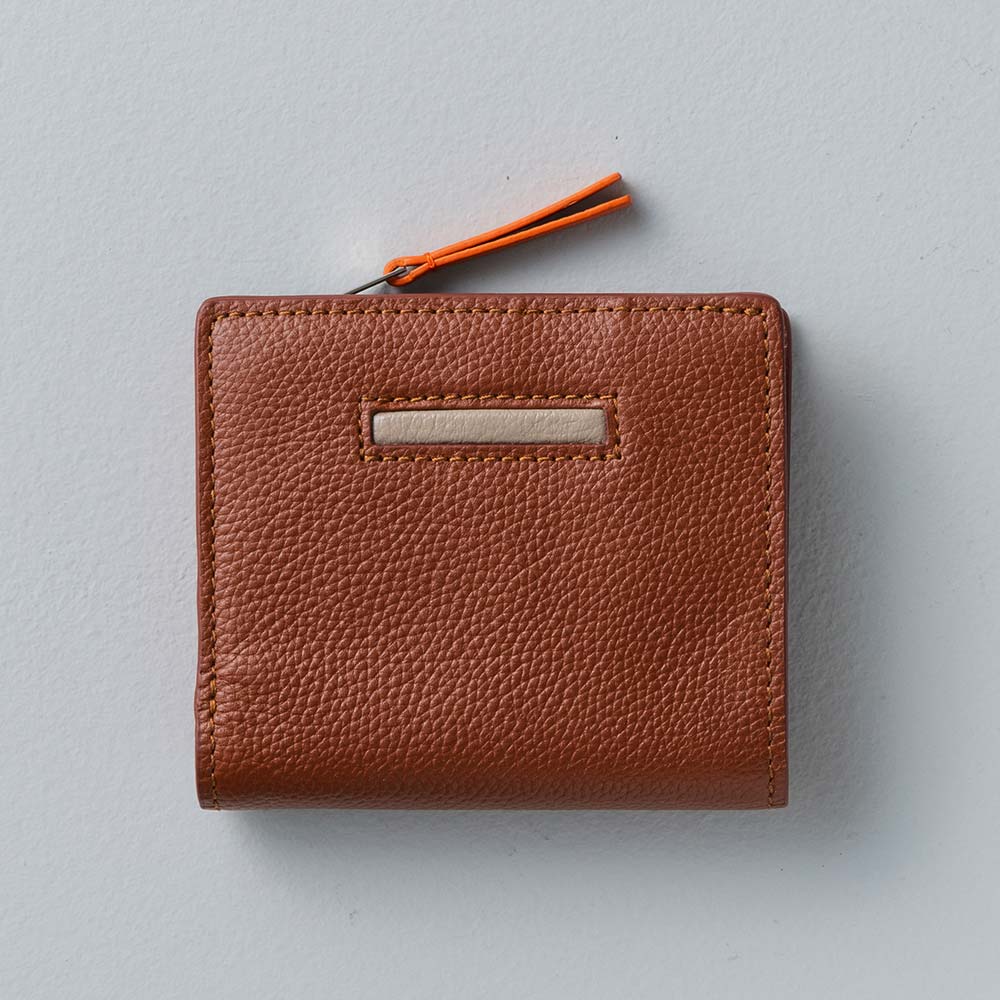 ２つ折りコンパクトウォレット - 使用カラー：マロンブラウン・グレージュ・ビブラントサン