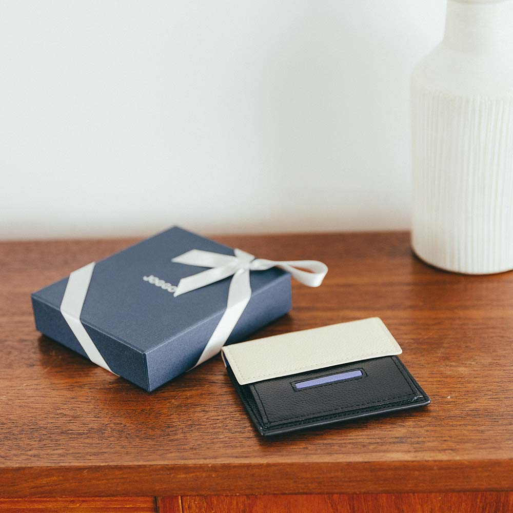 ルーフミニウォレット - ギフトオプションをご選択頂くと、シックなネイビーのボックスにお入れしてお届けします。