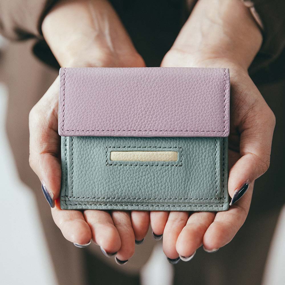 ルーフミニウォレット - 上質な柔らかい本革に、上品で繊細なエンボス加工を施しました。型崩れしにくいのも特徴です。