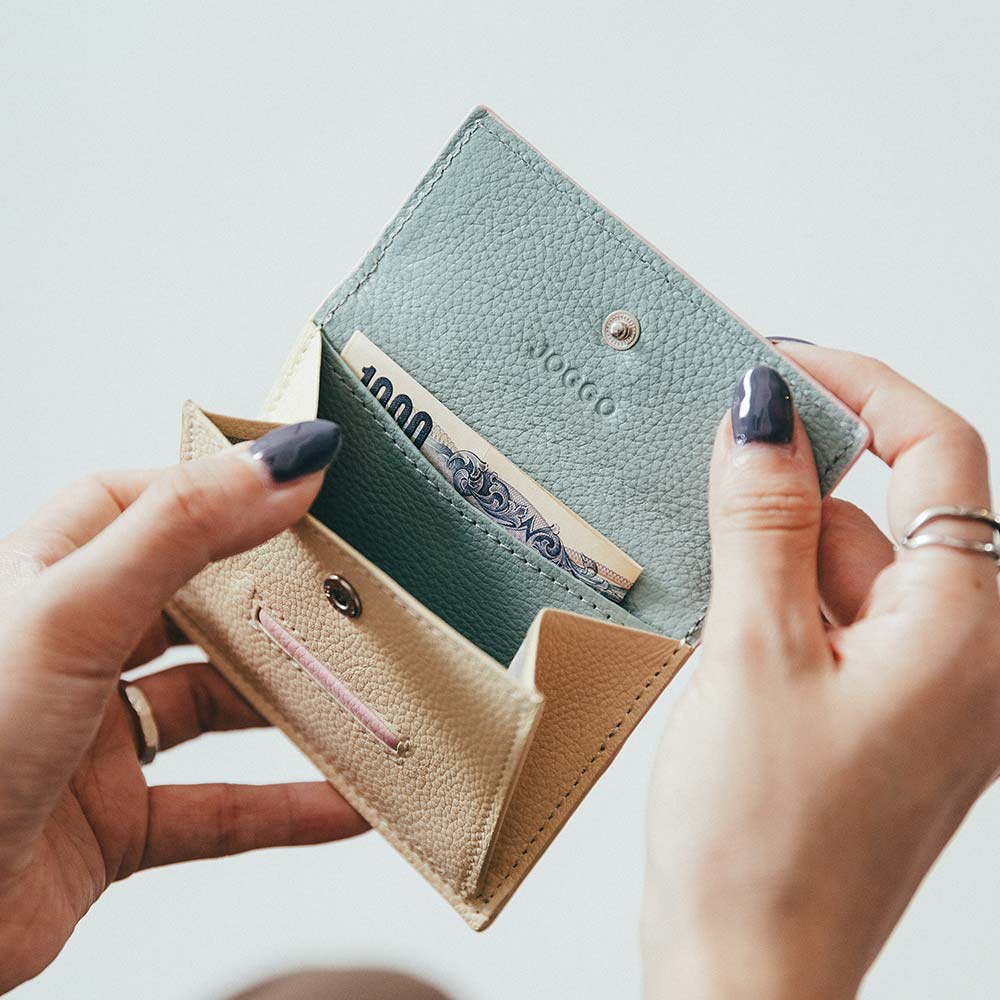 ルーフミニウォレット - お札は2つ折りで収納できます。また、ここにカードも入れられます。