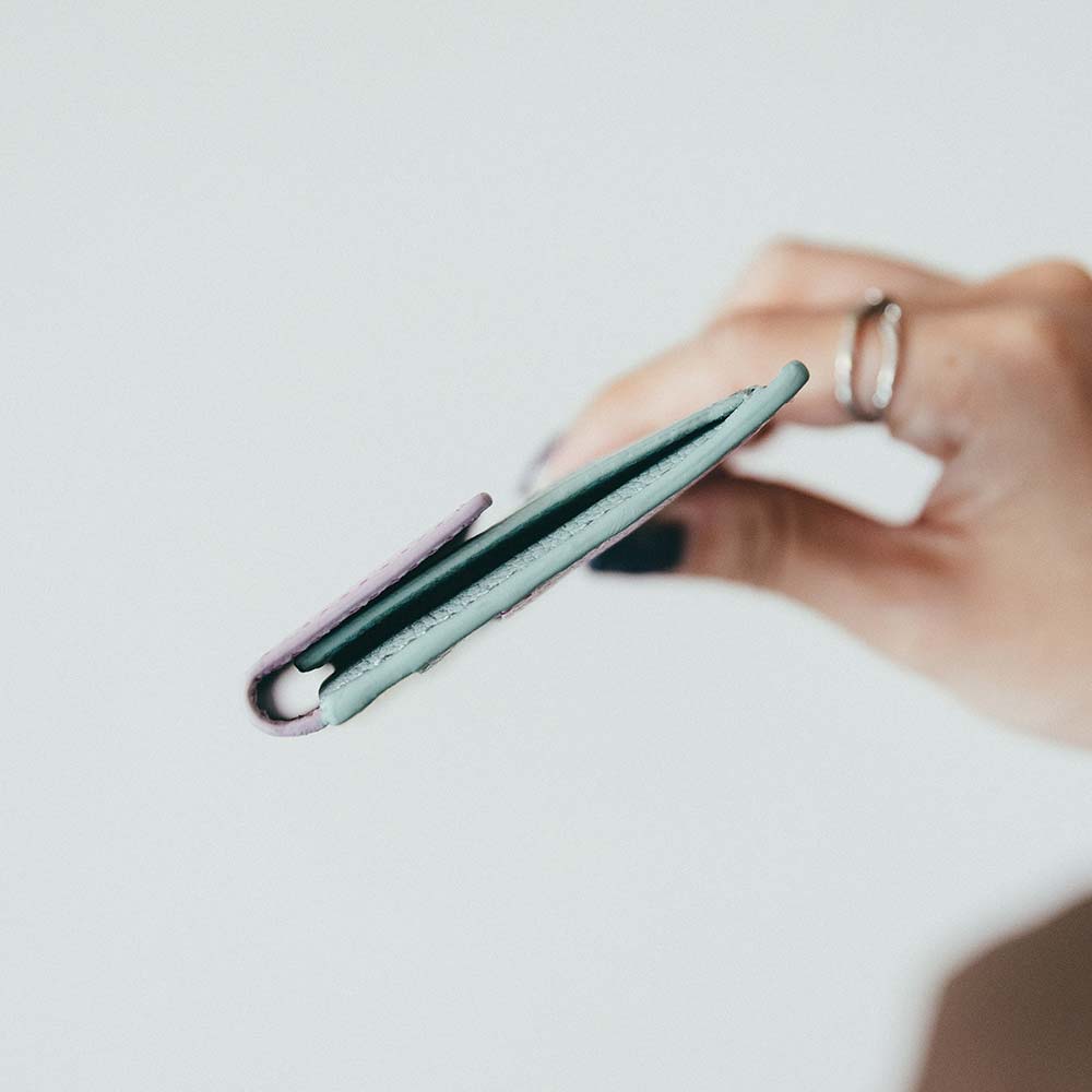 ルーフミニウォレット - 厚みが1cmとスリムなフォルムなので、ポケットにもさっと入れられます。