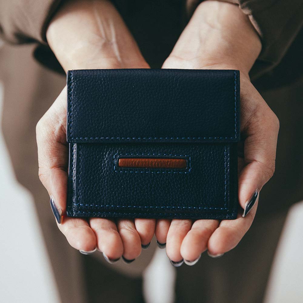 ルーフミニウォレット - 手のひらに収まるコンパクトなサイズ感と個性的なデザイン。あなただけのカスタマイズを加えて贈れば、世界に一つだけの特別なプレゼントになります。