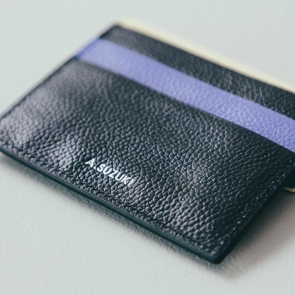 ルーフミニウォレット - 名入れは裏側の下部中央あたりに入ります。無料の刻印オプションで、世界で一つだけの特別なアイテムに。