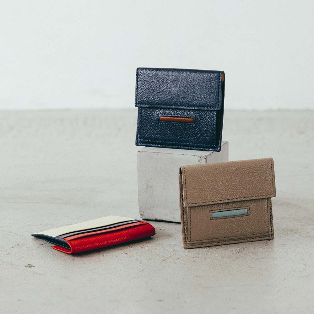ルーフミニウォレット - フラップのデザインがまるで屋根のようなミニ財布。職人が一つひとつハンドメイドで製作したレザーウォレットはメンズ・レディースを問わずギフトに最適です。