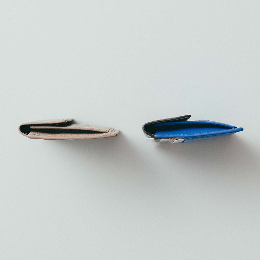 ルーフミニウォレット - お札・カード・小銭を入れた状態でも厚みが出にくい設計になっています。