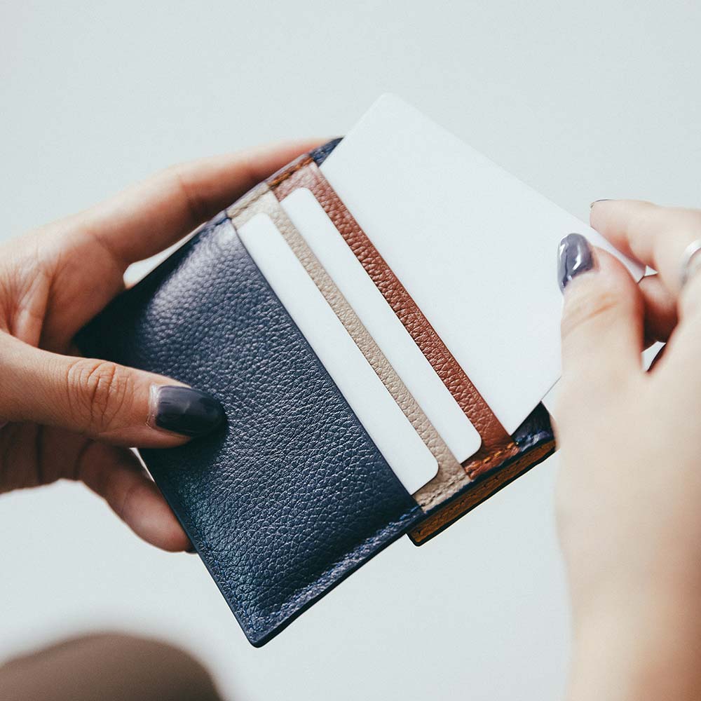 ルーフミニウォレット - 外側には3段のカードポケットがあり、クレジットカード、免許証、キャッシュカードなどの主要なカードを収納できます。