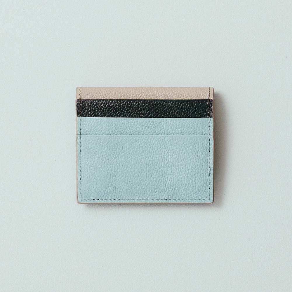 ルーフミニウォレット - カードポケットのカラーはそれぞれ変えることが可能です。3か所それぞれ別々にしたり、1か所だけ変えたり、本体と交互にすることでボーダー柄にしたりと、さらにオリジナリティあふれるカスタマイズが楽しめます。