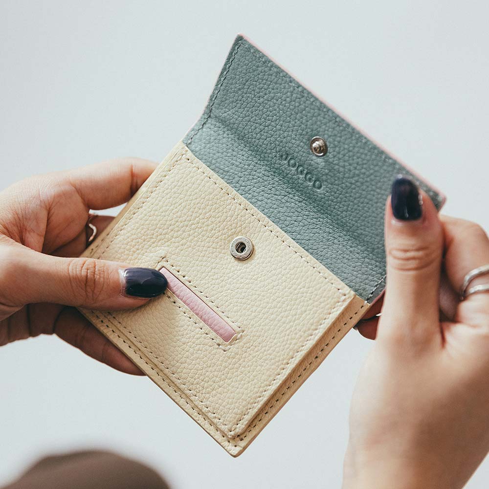 ルーフミニウォレット - スナップボタンがついているので、鞄の中で開いてしまう心配がありません。