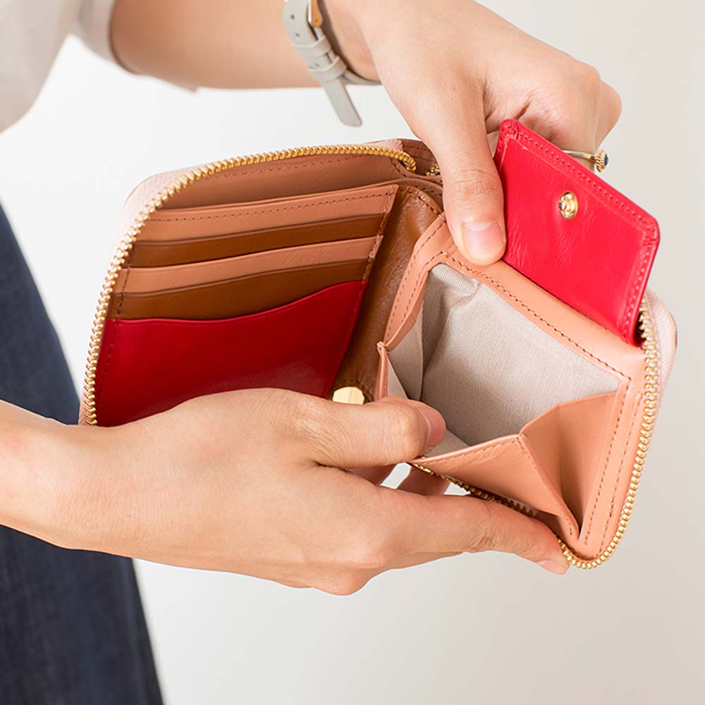 ラウンド２つ折り財布（バイカラー） - コインケース部分はスナップボタンに。小銭もさっと取り出せます。大きく開き、見やすい仕様です。