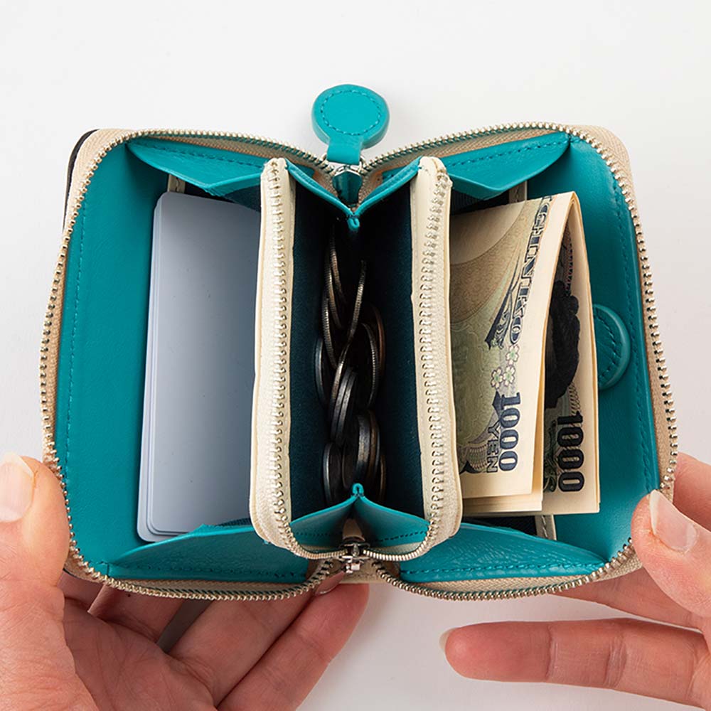 丸いつまみのマルチウォレット - フリーポケットにはカード3枚、お札5枚、コインケース部分には小銭10枚ほど収納が可能です。