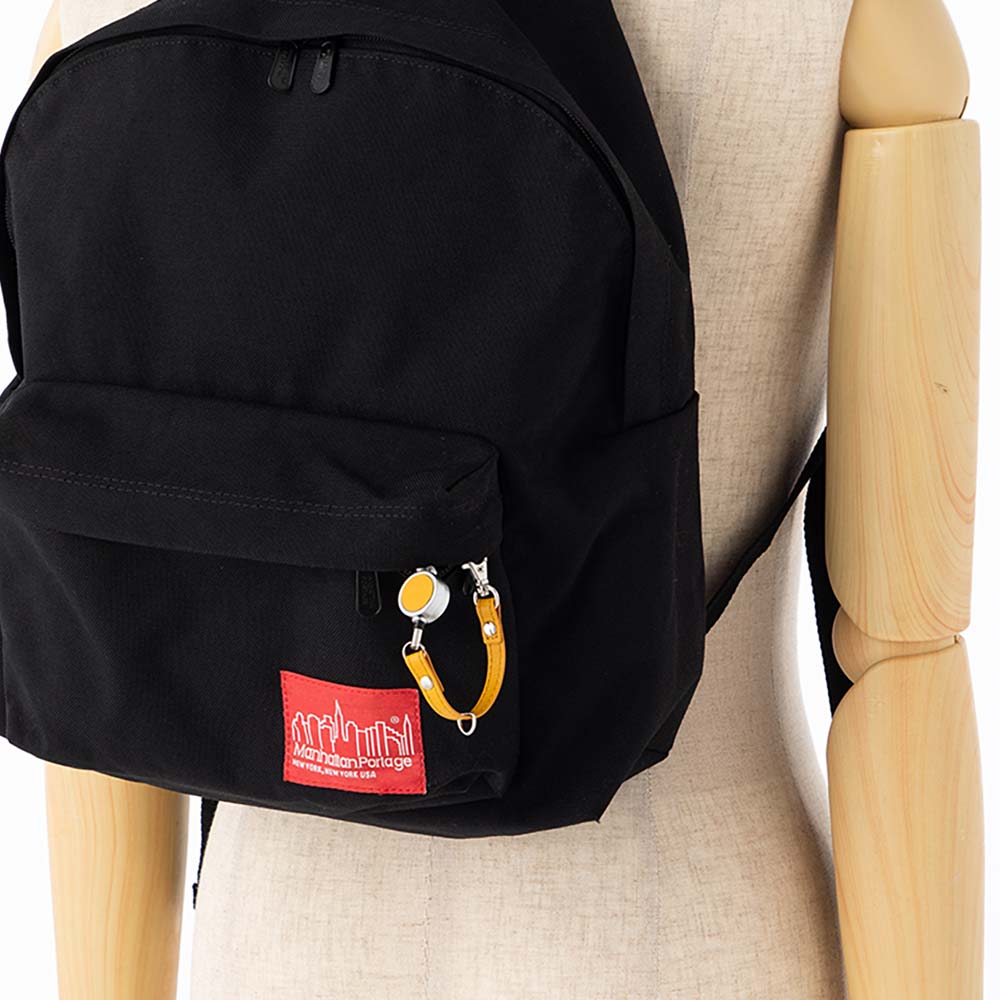 丸いつまみのマルチウォレット - バッグに付けたまま使用できる、伸縮タイプのリールストラップ付き。ファスナー等につけてご利用いただけます。