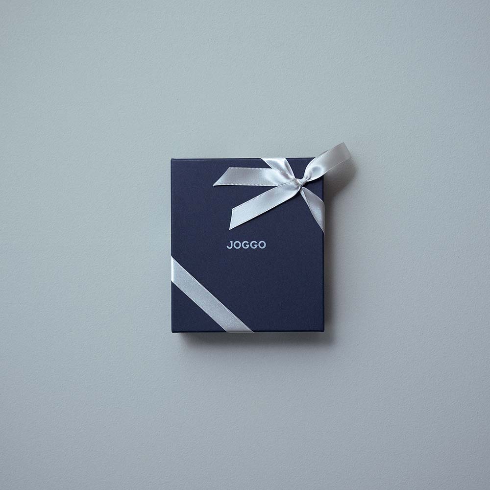 丸いつまみのマルチウォレット - 「ギフトラッピング」をお選びいただいた場合、アイテムの大きさに合った化粧箱に入れてお届けします。高級感のある濃紺の化粧箱で、想いを伝える瞬間を素敵に演出します。