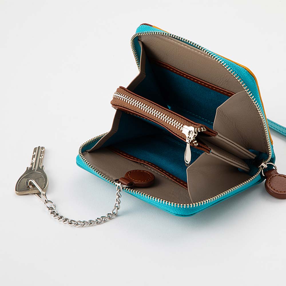 丸いつまみのマルチウォレット - 内側に鍵が取り付けられるキーチェーン付き。小型なデザインは、お子さまへのギフトとしても最適です。